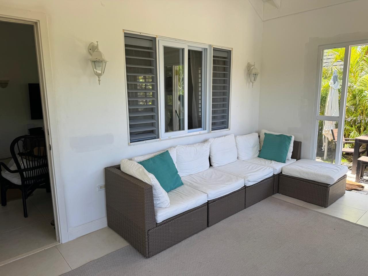Covered lanai lounge at Richmond Retreat
